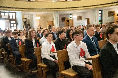 9 kwietnia w Katedrze 42 młodych osób z parafii katedralnej oraz 14 parafii Matki Bożej Częstochowskiej w Rzeszowie (Drabinianka) otrzymało sakrament bierzmowania, którego udzielił bp Jan Wątroba.
Przygotowania młodzieży trwały 2 lata, a odbywały się pod okiem ks. Krzysztofa, ks. Pawła, ks. Szczepana, s. Ewy oraz pani Agnieszki i obejmowały m.in. katechezy, spotkania formacyjne, a także przystąpienie do sakramentu pokuty. We wtorkowy wieczór kandydaci wraz ze swoimi świadkami, rodzicami, chrzestnymi czy też dziadkami zgromadzili się w Katedrze, by prosić o dary Ducha Świętego, umacniające w mężnym wyznawaniu wiary i postępowaniu według jej zasad.
Wszystkich zgromadzonych w świątyni przywitał ks. Krzysztof Gołąbek – proboszcz parafii katedralnej. Mszę Świętą koncelebrowali także ks. Tadeusz Pindara – proboszcz parafii Matki Bożej Częstochowskiej oraz kapłani posługujący w obydwu parafiach.
Następnie prośbę o udzielenie sakramentu bierzmowania zgromadzonym młodym oraz o modlitwę skierowali do Księdza Biskupa rodzice kandydatów.
W homilii bp Jan zachęcił młodych, aby w tym wyjątkowym dniu obrali Ducha Świętego za życiowego przewodnika towarzszącego im przy ważnych wyborach czy podchodzeniu do egzaminów – także tych życiowych. Wyjaśnił również znaczenie imienia Ducha Świętego – Paraklet – które tłumaczone z jęz. greckiego oznacza obrońcę, adwokata – nigdy prokuratora, nawet nie sędziego.
Będziecie moimi świadkami, gdy was umocni Duch Święty – mówi Pan Jezus. Niech nie będzie niedzieli i uroczystości bez udziału we Mszy Świętej – to jest moment dawania świadectwa. Właśnie przez zaangażowane, pełne uczestnictwo w najpiękniejszej modlitwie, jaką ma Kościół, czyli w Mszy Świętej, zdacie egzamin ze swojej dojrzałości chrześcijańskiej.
Na koniec celebrans odwołał się do obchodzonej poprzedniego dnia Uroczystości Zwiastowania Pańskiego i postawy Maryi wobec planu Bożego w Jej życiu oraz drogi, przez którą prowadził Ją Duch Święty. Podkreślił, że właśnie Maryja uczy, jak być uczennicą Ducha Świętego.
Po homilii miało miejsce odnowienie przyrzeczeń chrzcielnych. Następnie odbyła się najważniejsza część uroczystości – modlitwa Księdza Biskupa oraz namaszczenie krzyżmem każdego kandydata.
Sakrament bierzmowania jest koniecznym dopełnieniem sakramentu chrztu i wiąże się również z obraniem konkretnego patrona, którego życie i przymioty są wzorem dla młodego człowieka otrzymującego Ducha Świętego. Kandydat do bierzmowania ma więc okazję wybrać sobie świętego czy błogosławionego, którego droga do świętości najbardziej go zachwyciła. Może być to patron, którego imię nosi już od chrztu; może też wybrać sobie drugiego patrona. 
W związku z tym podczas namaszczenia krzyżmem biskup zwraca się do bierzmowanego nowo wybranym imieniem.
Po liturgii sakramentu bierzmowania miała miejsce modlitwa powszechna i liturgia eucharystyczna. Na koniec młodzi złożyli podziękowania Księdzu Biskupowi, Księżom Proboszczom oraz wszystkim, którzy poprzez swój wkład, posługę i zaangażowanie przyczynili się do przygotowania oraz przeżycia tej wyjątkowej uroczystości. Pamiątką było wspólne zdjęcie po zakończonej Mszy Świętej.
Posługę muzyczną w czasie uroczystości pełniła Katedralna Schola Liturgiczna pod dyrekcją ks. Juliana Wybrańca.

fot. Leszek Drzał
