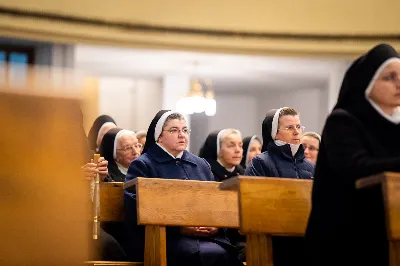 „Nasza wdzięczność jest szczególna wobec osób konsekrowanych za ich czytelne świadectwo wiary i za to, że żyjąc wiarą na co dzień ukazują chrystusowy styl życia” – mówił biskup Jan Wątroba podczas Mszy św. w katedrze rzeszowskiej w święto Ofiarowania Pańskiego. W Eucharystii, z okazji swojego święta patronalnego, uczestniczyły osoby konsekrowane posługujące w diecezji rzeszowskiej.
Mszy św. w katedrze rzeszowskiej przewodniczył bp Jan Wątroba, który modlił się w intencji osób konsekrowanych, przeżywających w święto Ofiarowania Pańskiego (02.02.) swoje święto patronalne. Eucharystię koncelebrował ks. Stanisław Kamiński, wikariusz biskupi ds. zakonnych, a także 9 kapłanów.
Na początku Mszy św. ks. Stanisław Kamiński powitał zebranych i wprowadził w przeżywaną liturgię. Następnie odbył się obrzęd błogosławieństwa świec i procesja z dolnego kościoła do głównej części katedry rzeszowskiej
Homilię wygłosił bp Jan Wątroba, który w pierwszej części, odnosząc się do przeżywanego święta, nawiązał do postawy Matki Najświętszej i św. Józefa. „Maryja uczy nas, że wierność Bogu oznacza wypełnianie prawa Bożego. Ona wypełniła wszystko bez wyjątku. Choć sama nie potrzebowała oczyszczenia, pozostała jednak posłuszna prawu. Skromna, prosta, uboga kobieta, poddana Bogu. W postawie Maryi i Józefa można dostrzec piękną lekcję dla rodziców i wychowawców. Rodzice powinni przedstawiać, czyli zawierzać swoje dzieci Panu Bogu. To jest gest wdzięczności wobec Stwórcy, a także znak wielkiej pokory wobec niełatwej misji rodzicielskiej i wychowawczej. Pełny rozwój człowieka dokonuje się dzięki Bożej łasce, a rodzice powinni się czuć narzędziem Bożej łaski, dlatego powinni często błogosławić swoje dzieci, modlić się za nie i z nimi oraz wciąż na nowo zawierzać je Panu Bogu” – mówił bp Wątroba.
Biskup Rzeszowski odnosząc się do obchodzonego Dnia życia konsekrowanego powiedział: „Trzy elementy wspólnoty: słowo, wierność i otwarcie na Ducha Świętego stanowią istotę życia każdej osoby konsekrowanej. Rozważać słowo Boże, trwać wiernie na modlitwie i być otwartym na to, co Duch Święty chce nam powiedzieć, to wypełnić powołanie do życia konsekrowanego, a jednocześnie wyznać wiarę w Kościół Chrystusowy. Nasza wdzięczność jest szczególna wobec osób konsekrowanych za ich czytelne świadectwo wiary i za to, że żyjąc wiarą na co dzień ukazują chrystusowy styl życia. Towarzyszą nam przez swoją pełną zatroskania miłosierną obecność, ale także przez milczącą obecność przepełnioną modlitwą w intencjach Kościoła, świata, a także poszczególnych osób i wspólnot”.
Po homilii osoby konsekrowane zgromadzone w katedrze odnowiły swoje przyrzeczenia.
Na zakończenie liturgii s. Agata Jakieła CSFN, referentka diecezjalna ds. życia konsekrowanego, podziękowała bp. Janowi Wątrobie za przewodniczenie liturgii i modlitwę w intencji osób życia konsekrowanego.
W Eucharystii w rzeszowskiej katedrze uczestniczyło prawie 100 osób życia konsekrowanego, a pośród nich ojcowie i bracia zakonni, siostry zakonne, wdowy i dziewice konsekrowane oraz członkowie instytutów świeckich. Śpiewy podczas liturgii wykonała Katedralna Schola Liturgiczna pod dyrekcją ks. Juliana Wybrańca, a przy organach zasiadł katedralny organista – Wiesław Siewierski. 

fot. Jola Warchoł