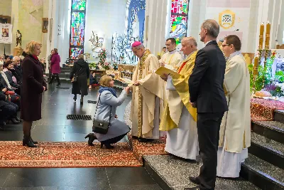 Uroczystość Chrystusa Króla to także święto Akcji Katolickiej i KSM-u. Centralnej uroczystości w Katedrze przewodniczył biskup diecezjalny Jan Wątroba. Eucharystię koncelebrowało 25 księży, wśród nich ks. Stanisław Potera – asystent diecezjalny AK i ks. Tomasz Ryczek – asystent diecezjalny KSM. Po wyznaniu wiary 88 młodych osób złożyło przyrzeczenie Katolickiego Stowarzyszenia Młodzieży. Obrzęd przyrzeczenia prowadził Paweł Grodzki – prezes KSM Diecezji Rzeszowskiej. Ceremonia zakończyła się odśpiewaniem hymnu KSM i zawołaniem: „Przez cnotę, naukę i pracę, służyć Bogu i Ojczyźnie, Gotów!”

Po Komunii św. bp Jan Wątroba, razem z ks. Stanisławem Poterą, wręczył nominacje 20 nowym prezesom oddziałów parafialnych Akcji Katolickiej. Krótkie przemówienia wypowiedzieli kolejno: Jeremi Kalkowski – prezes Zarządu Diecezjalnego Instytutu AK i Paweł Grodzki.

Po Komunii św. wszyscy zebrani uklękli przed Najświętszym Sakramentem. Biskup Ordynariusz odczytał Jubileuszowy Akt Przyjęcia Jezusa Chrystusa za Króla i Pana.

Po Mszy św. bp Jan Wątroba wręczył odznaki i legitymacje nowym członkom KSM.

fot. Fotografiarzeszow