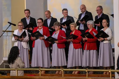 W tym roku, 13 czerwca, przypadła 30. rocznica koronacji figury Matki Bożej Fatimskiej w katedrze rzeszowskiej.
13 maja 1917 r. Matka Boża po raz pierwszy objawiła się w Fatimie trojgu dzieciom: Łucji, Hiacyncie i Franciszkowi, pozostawiając wezwanie do czynienia pokuty i modlitwy różańcowej. W odpowiedzi na ten apel, wierni licznie zgromadzili się w katedrze rzeszowskiej na wspólnej modlitwie do Pani Fatimskiej, prosząc o pokój na świecie, nawrócenie grzeszników i o łaskę stawania się wiernymi uczniami Chrystusa.
W odpowiedzi na to wezwanie w rzeszowskiej katedrze zaczęto odprawiać Nabożeństwa Fatimskie. Pierwsze z nich odbyło się 13 maja 1992 r. Od tej pory w parafii intensywnie rozwijał się kult Matki Bożej Fatimskiej, a Nabożeństwo Fatimskie stało się jednym z głównych nabożeństw w parafii. Uczestniczyli w nim bardzo licznie nie tylko parafianie, ale także wierni z okolicznych parafii.
Uroczystość koronacji figury Matki Bożej Fatimskiej w katedrze miała miejsce 30 lat temu, w niedzielę 13 czerwca 1993 r. Koronacji dokonał bp Kazimierz Górny, a koncelebransami byli bp Julian Groblicki z Krakowa oraz bp Edward Białogłowski. W pogodne czerwcowe popołudnie uroczystość zgromadziła ogromne rzesze wiernych. 
Tegoroczne czerwcowe Nabożeństwo Fatimskie rozpoczęło się o godz. 18:30 odśpiewaniem Litanii do Najświętszego Serca Pana Jezusa oraz przedstawieniem próśb i podziękowań do Matki Bożej Fatimskiej. O godz. 19:00 miała miejsce uroczysta Msza Święta, której przewodniczył bp Kazimierz Górny w koncelebrze kapłanów z dekanatu. Homilię wygłosił ks. dr hab. Jerzy Buczek – dyrektor Domu Księży Seniorów Diecezji Rzeszowskiej. W wygłoszonej homilii mówił: W 30. rocznicę koronacji, w 41. rocznicę obecności Maryi pośród nas, chcemy z wielką wiarą wołać o to, by „Biała Królowa” dała nam moc do wiernego pójścia za Chrystusem, do bycia solą ziemi i światłem świata, do mówienia Bogu: tak, a złu: nie. Chcemy prosić Maryję, by wlała w nasze serce nadzieję. Byśmy patrząc na to wszystko, co dzieje się wokół nas, wzięli do rąk różaniec, zgodnie z Jej zachętą, i dzień w dzień wytrwale się modlili. Abyśmy podjęli pierwsze soboty i wynagrodzenie za grzechy.
Ze względu na niekorzystne warunki atmosferyczne zrezygnowano z procesji z figurą Matki Bożej i relikwiami dzieci fatimskich, która tradycyjnie odbywa się na placu przed katedrą. Wierni składali swoje intencje przy figurze Matki Bożej Fatimskiej w modlitwie różańcowej, którą poprowadzili przedstawiciele parafii pw. Matki Bożej Częstochowskiej w Rzeszowie wraz z ks. Pawłem Blatem – wikariuszem tejże parafii. W posługę muzyczną podczas Eucharystii włączył się chór „Alba Cantans” pod dyrekcją Kornelii Ignas z parafii pw. Bożego Miłosierdzia w Rzeszowie oraz orkiestra dęta prowadzona przez Tadeusza Cielaka.
Wieczór poświęcony Matce Bożej Fatimskiej zakończyło wspólne odśpiewanie Apelu Jasnogórskiego, po którym jeszcze przez godzinę trwała adoracja Najświętszego Sakramentu. Uroczystość jubileuszowa w katedrze licznie zgromadziła wiernych czcicieli Matki Bożej Fatimskiej.
Kolejne Nabożeństwa Fatimskie odbędą się w każdy 13. dzień miesiąca do października i będą transmitowane przez Katolickie Radio VIA.

fot. Joanna Prasoł