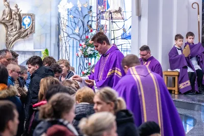 W Środę Popielcową (14 lutego) biskup Jan Wątroba odprawił w katedrze rzeszowskiej Mszę Świętą na rozpoczęcie Wielkiego Postu. Homilię wygłosił ks. dr Paweł Koleśnikowicz, który prowadzi rekolekcje wielkopostne w parafii katedralnej. Podczas Eucharystii odbył się obrzęd posypania głów popiołem. Śpiew podczas liturgii prowadziła Katedralna Schola Liturgiczna. Liturgia była transmitowana przez Radio VIA. fot. Joanna Prasoł