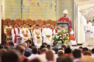 Mszą Świętą w naszej Katedrze rozpoczęły się XVI Mistrzostwa Polski Liturgicznej Służby Ołtarza w piłce nożnej o puchar „KnC”. W rozgrywkach 28 i 29 lipca 2021 r. weźmie udział 72 drużyny z 20 diecezji i 2 prowincji zakonnych. Zawody odbywają się ku pamięci śp. ks. Tomasza Blicharza.  Eucharystii przewodniczył bp Jan Wątroba. Mszę św. koncelebrowało ponad 40 księży – głównie opiekunowie drużyn sportowych z różnych diecezji. W Eucharystii uczestniczyła Stanisława Blicharz i Marcin Blicharz, mama i brat ks. Tomasz Blicharza, któremu dedykowany jest tegoroczny turniej (ks. Blicharz był przez wiele lat duszpasterzem Liturgicznej Służby Ołtarza Diecezji Rzeszowskiej, a także inicjatorem i głównym organizatorem poprzednich edycji mistrzostw LSO, które odbyły się w Rzeszowie w 2016 i 2018 r. Zmarł 17 października 2020 r. w wieku 39 lat). Po Mszy św. sportowcy z Liturgicznej Służby Ołtarza rozjechali się do czterech hal sportowych i na 8 Orlików na terenie Rzeszowa, Łąki, Trzebowniska i Tyczyna.  W zawodach uczestniczy 72 drużyny z 20 diecezji i 2 prowincji zakonnych w Polsce – jest to blisko 800 sportowców. Rywalizacja odbywa się w trzech kategoriach wiekowych: ministrant (roczniki urodzenia 2009-2013), lektor młodszy (2005-2008) i lektor starszy (2000-2004).  Diecezje rzeszowską reprezentują parafie: Gorlice (pw. Narodzenia NMP) i Rzeszów (pw. Bożego Ciała) w kategorii ministrant; Górno, Łowisko i Błażkowa w kategorii lektor młodszy oraz Zaczernie, Cmolas, Hermanowa, Rzeszów (pw. św. Mikołaja) i Tarnowiec w kategorii lektor starszy.  W poniedziałek, 28 czerwca zostaną rozegrane eliminacje. Drugi dzień zawodów również rozpocznie się Mszą św. w rzeszowskiej katedrze – Eucharystii będzie przewodniczył bp Edward Białogłowski. Ceremonię wręczenia nagród i zakończenia przewidziano na godz. 15.00 w Hali Sportowej Młodzieżowego Ośrodka Socjoterapii przy ul. Miłocińskiej w Rzeszowie.  Głównym organizatorem turnieju jest miesięcznik „KnC” – „Króluj nam Chryste”. Gospodarzami są: Diecezja Rzeszowska i Liturgiczna Służba Ołtarza Diecezji Rzeszowskiej.  Tekst i zdjęcia: ks. Tomasz Nowak 