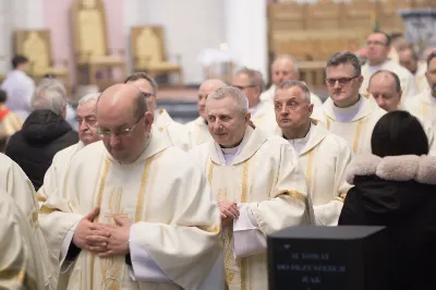 W Wielki Czwartek o godz. 10.00 w naszej Katedrze bp Jan Wątroba przewodniczył Mszy Krzyżma. Jest ona wyrazem jedności i wspólnoty duchowieństwa diecezji. Podczas tej Mszy Świętej biskup poświęcił olej chorych, katechumenów oraz olej krzyżma. Księża koncelebrujący z biskupem Eucharystię odnowili przyrzeczenia kapłańskie.
W koncelebrze wzięli udział bp Kazimierz Górny, bp Edward Białogłowski oraz 204 kapłanów z całej diecezji. W Eucharystii wzięli również udział licznie zebrani ministranci, lektorzy, animatorzy, ceremoniarze, członkowie scholi parafialnych i dziewczęcej służby maryjnej.
Podczas Mszy Świętej zaśpiewał chór Wyższego Seminarium Duchownego pod dyrekcją ks. dra Andrzeja Widaka. Przy organach zasiadł ks. Julian Wybraniec.
Fot. Małgorzata Ryndak