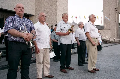 W czwartek 13 czerwca przeżywaliśmy uroczyste Nabożeństwo Fatimskie. Naszym modlitwom przewodniczył ks. Tadeusz Pindara. Kazanie wygłosił ks. Paweł Blat. O godz. 18.40 zostały przedstawione prośby i podziękowania do Matki Bożej Fatimskiej, w intencji których sprawowana była także Msza Święta. Po Mszy Świętej wyruszyła procesja z figurą Matki Bożej i relikwiami świętych Dzieci Fatimskich. Nabożeństwo zakończył Apel Jasnogórski. Dziękujemy parafii pw. Matki Bożej Częstochowskiej (Drabinianka) w Rzeszowie za przygotowanie liturgii oraz parafii pw. Miłosierdzia Bożego (Biała) za prowadzenie modlitwy różańcowej. fot. Joanna Prasoł 