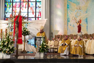 W poniedziałek 18 maja o godz. 18.00 w naszej Katedrze miało miejsce dziękczynienie w stulecie urodzin Karola Wojtyły – św. Jana Pawła II. W tym dniu dziękowaliśmy również i modliliśmy się w intencji naszych Księży Biskupów: Jana – z racji 20. rocznicy sakry biskupiej oraz Kazimierza – z racji 60. rocznicy święceń kapłańskich, a także w intencji naszego Księdza Infułata Stanisława w 60. rocznicę święceń kapłańskich. Eucharystii przewodniczył bp Jan Wątroba. Mszę św. koncelebrowali: bp Kazimierz Górny, bp Edward Białogłowski, infułaci: ks. Stanisław Mac i ks. Wiesław Szurek, księża dziekani oraz duchowni z różnych instytucji diecezji rzeszowskiej.  W Mszy św. uczestniczyły władze państwowe i samorządowe oraz służby mundurowe. fot. Dariusz Kamiński (fotografiarzeszow.com.pl)