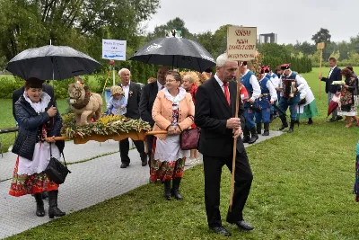 W niedzielę 29 sierpnia 2021 r. w Parku Papieskim w Rzeszowie odbyły się Dożynki Diecezjalne. Mimo deszczowej pogody do Parku Papieskiego przyjechało 57 delegacji z parafii diecezji rzeszowskiej z 65 wieńcami. Tegoroczną obsługę dożynek, w tym przygotowanie liturgii, zapewnili wierni i duszpasterze z dekanatu Rzeszów Wschód. Przed Mszą św. członkowie Stowarzyszenia Przyjaciół Ziemi Słocińskiej zaprezentowali program słowno-muzyczny. Podczas Mszy św. wystąpił chór z parafii św. Rocha w Rzeszowie pod dyrekcją Krzysztofa Husa oraz Gminna Orkiestra Dęta z Krasnego. Przed rozpoczęciem Mszy św. ks. Jerzy Uchman, diecezjalny duszpasterz rolników, przywitał przybyłych do Rzeszowa rolników, ogrodników, sadowników i pszczelarzy, wśród nich starostów dożynek: Marka Leśniewskiego i Teresę Kilar z parafii św. Rocha w Rzeszowie. Mszy św. przewodniczył bp Jan Wątroba. W koncelebrze uczestniczył bp Kazimierz Górny, ks. Wiesław Szurek oraz blisko dwudziestu księży. W długiej procesji z darami do ołtarza podeszły delegacje wszystkich obecnych parafii przynosząc chleby, wino, miód i owoce. Na zakończenie liturgii Biskup Rzeszowski pobłogosławił przyniesione płody ziemi. Po błogosławieństwie poszczególne delegacje, przedstawiane przez ks. Rafała Flaka, dyrektora Wydziału Duszpasterskiego Kurii Diecezjalnej w Rzeszowie, zaprezentowały swoje wieńce.  Fot. ks. Tomasz Nowak