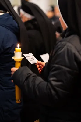 „Nasza wdzięczność jest szczególna wobec osób konsekrowanych za ich czytelne świadectwo wiary i za to, że żyjąc wiarą na co dzień ukazują chrystusowy styl życia” – mówił biskup Jan Wątroba podczas Mszy św. w katedrze rzeszowskiej w święto Ofiarowania Pańskiego. W Eucharystii, z okazji swojego święta patronalnego, uczestniczyły osoby konsekrowane posługujące w diecezji rzeszowskiej.
Mszy św. w katedrze rzeszowskiej przewodniczył bp Jan Wątroba, który modlił się w intencji osób konsekrowanych, przeżywających w święto Ofiarowania Pańskiego (02.02.) swoje święto patronalne. Eucharystię koncelebrował ks. Stanisław Kamiński, wikariusz biskupi ds. zakonnych, a także 9 kapłanów.
Na początku Mszy św. ks. Stanisław Kamiński powitał zebranych i wprowadził w przeżywaną liturgię. Następnie odbył się obrzęd błogosławieństwa świec i procesja z dolnego kościoła do głównej części katedry rzeszowskiej
Homilię wygłosił bp Jan Wątroba, który w pierwszej części, odnosząc się do przeżywanego święta, nawiązał do postawy Matki Najświętszej i św. Józefa. „Maryja uczy nas, że wierność Bogu oznacza wypełnianie prawa Bożego. Ona wypełniła wszystko bez wyjątku. Choć sama nie potrzebowała oczyszczenia, pozostała jednak posłuszna prawu. Skromna, prosta, uboga kobieta, poddana Bogu. W postawie Maryi i Józefa można dostrzec piękną lekcję dla rodziców i wychowawców. Rodzice powinni przedstawiać, czyli zawierzać swoje dzieci Panu Bogu. To jest gest wdzięczności wobec Stwórcy, a także znak wielkiej pokory wobec niełatwej misji rodzicielskiej i wychowawczej. Pełny rozwój człowieka dokonuje się dzięki Bożej łasce, a rodzice powinni się czuć narzędziem Bożej łaski, dlatego powinni często błogosławić swoje dzieci, modlić się za nie i z nimi oraz wciąż na nowo zawierzać je Panu Bogu” – mówił bp Wątroba.
Biskup Rzeszowski odnosząc się do obchodzonego Dnia życia konsekrowanego powiedział: „Trzy elementy wspólnoty: słowo, wierność i otwarcie na Ducha Świętego stanowią istotę życia każdej osoby konsekrowanej. Rozważać słowo Boże, trwać wiernie na modlitwie i być otwartym na to, co Duch Święty chce nam powiedzieć, to wypełnić powołanie do życia konsekrowanego, a jednocześnie wyznać wiarę w Kościół Chrystusowy. Nasza wdzięczność jest szczególna wobec osób konsekrowanych za ich czytelne świadectwo wiary i za to, że żyjąc wiarą na co dzień ukazują chrystusowy styl życia. Towarzyszą nam przez swoją pełną zatroskania miłosierną obecność, ale także przez milczącą obecność przepełnioną modlitwą w intencjach Kościoła, świata, a także poszczególnych osób i wspólnot”.
Po homilii osoby konsekrowane zgromadzone w katedrze odnowiły swoje przyrzeczenia.
Na zakończenie liturgii s. Agata Jakieła CSFN, referentka diecezjalna ds. życia konsekrowanego, podziękowała bp. Janowi Wątrobie za przewodniczenie liturgii i modlitwę w intencji osób życia konsekrowanego.
W Eucharystii w rzeszowskiej katedrze uczestniczyło prawie 100 osób życia konsekrowanego, a pośród nich ojcowie i bracia zakonni, siostry zakonne, wdowy i dziewice konsekrowane oraz członkowie instytutów świeckich. Śpiewy podczas liturgii wykonała Katedralna Schola Liturgiczna pod dyrekcją ks. Juliana Wybrańca, a przy organach zasiadł katedralny organista – Wiesław Siewierski. 

fot. Jola Warchoł