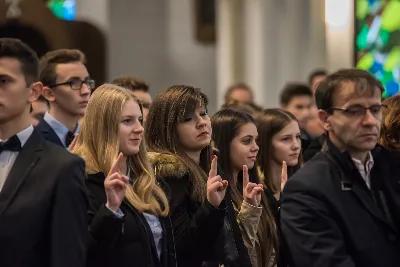 Uroczystość Chrystusa Króla to także święto Akcji Katolickiej i KSM-u. Centralnej uroczystości w Katedrze przewodniczył biskup diecezjalny Jan Wątroba. Eucharystię koncelebrowało 25 księży, wśród nich ks. Stanisław Potera – asystent diecezjalny AK i ks. Tomasz Ryczek – asystent diecezjalny KSM. Po wyznaniu wiary 88 młodych osób złożyło przyrzeczenie Katolickiego Stowarzyszenia Młodzieży. Obrzęd przyrzeczenia prowadził Paweł Grodzki – prezes KSM Diecezji Rzeszowskiej. Ceremonia zakończyła się odśpiewaniem hymnu KSM i zawołaniem: „Przez cnotę, naukę i pracę, służyć Bogu i Ojczyźnie, Gotów!”

Po Komunii św. bp Jan Wątroba, razem z ks. Stanisławem Poterą, wręczył nominacje 20 nowym prezesom oddziałów parafialnych Akcji Katolickiej. Krótkie przemówienia wypowiedzieli kolejno: Jeremi Kalkowski – prezes Zarządu Diecezjalnego Instytutu AK i Paweł Grodzki.

Po Komunii św. wszyscy zebrani uklękli przed Najświętszym Sakramentem. Biskup Ordynariusz odczytał Jubileuszowy Akt Przyjęcia Jezusa Chrystusa za Króla i Pana.

Po Mszy św. bp Jan Wątroba wręczył odznaki i legitymacje nowym członkom KSM.

fot. Fotografiarzeszow