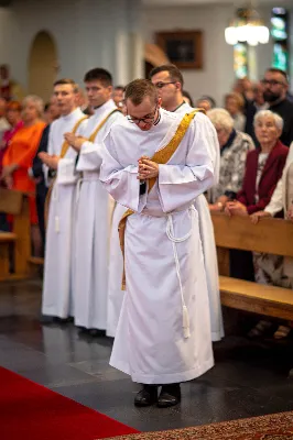 „Na swoje życie i swoje kapłaństwo trzeba popatrzeć w świetle Bożej miłości. Inaczej go nie pojmiemy ani my, ani ci, którzy będą na nas patrzeć” – mówił bp Jan Wątroba podczas Mszy św. z udzieleniem święceń prezbiteratu. 4 czerwca 2022 r. w kościele katedralnym jedenastu diakonów diecezji rzeszowskiej przyjęło sakrament kapłaństwa.
Do grona neoprezbiterów diecezji rzeszowskiej należą: ks. Sebastian Bełz z parafii w Nienadówce, ks. Krzysztof Lampart z parafii w Rudnej Wielkiej, ks. Mateusz Łachmanek z parafii w Lipinkach, ks. Karol Migut z parafii w Jasionce, ks. Marcin Murawski z parafii katedralnej w Rzeszowie, ks. Adrian Pazdan z parafii w Zagorzycach, ks. Tomasz Sienicki z parafii w Bieździedzy, ks. Dominik Świeboda z parafii w Palikówce, ks. Piotr Wąsacz z parafii bł. Władysława Findysza w Rzeszowie, ks. Mateusz Wojtuń z parafii w Święcanach oraz ks. Wiktor Zoła z parafii w Cieklinie.
Mszy św. przewodniczył i święceń udzielił bp Jan Wątroba. Eucharystię koncelebrowało około osiemdziesięciu księży, m.in: przełożeni Wyższego Seminarium Duchownego w Rzeszowie oraz proboszczowie i wikariusze z parafii rodzinnych neoprezbiterów. W Mszy św. uczestniczył abp Edward Nowak, bp Kazimierz Górny i bp Edward Białogłowski.
Zebranych w kościele katedralnym powitał ks. Krzysztof Gołąbek, proboszcz parafii.
W homilii bp Jan Wątroba nawiązał do słów z Ewangelii według św. Jana w których Chrystus tłumaczy co to znaczy być dobrym pasterzem. „Być kapłanem w Kościele Chrystusowym to znaczy mieć udział w Jego pasterskiej misji i stale upodabniać się do Dobrego Pasterza, który zna owce, karmi je, broni i jest gotów oddać życie dla ich dobra” – mówił hierarcha.
Po homilii odbył się obrzędy święceń: przyrzeczenie czci i posłuszeństwa Biskupowi Ordynariuszowi, Litania do Wszystkich Świętych podczas której kandydaci leżeli krzyżem, nałożenie rąk, modlitwa święceń oraz namaszczenie rąk krzyżmem i wręczenie chleba i wina. Podczas Liturgii Eucharystycznej nowo wyświęceni po raz pierwszy wyciągnęli dłonie nad chlebem i winem wypowiadając słowa konsekracji.
Na zakończenie Mszy św. ks. Tomasz Sienicki, podziękował w imieniu nowo wyświęconych wszystkim, którzy przyczynili się do przygotowania ich do kapłaństwa. Słowa wdzięczności, m.in. przełożonym Wyższego Seminarium Duchownego w Rzeszowie i rodzicom neoprezbiterów, wypowiedział bp Jan Wątroba. 
W drodze do zakrystii neoprezbiterzy zatrzymali się przy figurze Matki Bożej Fatimskiej zawierzając swoje kapłaństwo Matce Bożej.
W niedzielę, 5 czerwca, w Uroczystość Zesłania Ducha Świętego, neoprezbiterzy będą sprawować w swoich rodzinnych parafiach uroczyste Msze św. prymicyjne, a w najbliższych tygodniach otrzymają skierowania do parafii.

Fot. ks. Jakub Nagi oraz biala-wrona.pl
