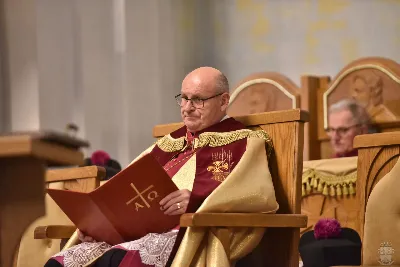 We wtorek 24 marca, w Katedrze Rzeszowskiej o godz. 19.00 podczas I Nieszporów Uroczystości Zwiastowania Pańskiego odbył się obrzęd wprowadzenia nowych kanoników Kapituły Katedralnej w Rzeszowie. Liturgii Nieszporów przewodniczył ks. Krzysztof Gołąbek, proboszcz Katedry i prepozyt Kapituły Katedralnej. Do grona kanoników katedralnych dołączyli: ks. dr Stanisław Kamiński, Wikariusz Biskupi ds. Życia Konsekrowanego oraz proboszcz parafii św. Józefa w Głogowie Małopolskim, ks. Jacek Szczęch, proboszcz parafii Matki Bożej Nieustającej Pomocy i św. Floriana w Rzeszowie oraz wykładowca w Instytucie Wyższych Studiów Teologicznych w Rzeszowie, ks. dr Lucjan Dyka, proboszcz parafii pw. św. Józefa Sebastiana Pelczara w Rzeszowie oraz wykładowca w Diecezjalnym Studium Organistowskim w Rzeszowie, ks. dr Piotr Potyrała, Dyrektor Caritas Diecezji Rzeszowskiej. fot. ks. Jakub Oczkowicz