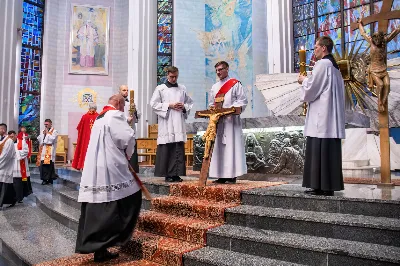 Liturgia Męki Pańskiej rozpoczęła się od procesji wejścia w zupełnej ciszy i gestu prostracji – pokornego padnięcia twarzą do ziemi głównego celebransa – Biskupa Rzeszowskiego Jana Wątroby. Drugim etapem nabożeństwa była Liturgia Słowa. Jej centrum stanowiła Męka Pańska w relacji wg św. Jana – odśpiewana przez ks. Juliana Wybrańca, kl. Dawida Piroga oraz kl. Karola Baraniewicza, z partiami tłumu wykonanymi przez Katedralny Chór Chłopięco-Męski Pueri Cantores Resovienses (tenory i basy), pod dyrekcją ks. dra Andrzeja Widaka we współpracy z Angelą Pacutą i Edytą Kotulą, dyrygentkami chóru.

W homilii bp Jan Wątroba zapraszał do odczytania na nowo sensu krzyża Jezusa i Jego Orędzia.

Trzecią częścią liturgii była adoracja krzyża. W pierwszej kolejności krzyż adorowali poprzez ucałowanie: Ksiądz Biskup, księża z Wyższego Seminarium Duchownego w Rzeszowie, księża katedralni oraz siostry zakonne. Następnie hołd krzyżowi oddali wszyscy wierni, wpatrując się w krzyż trzymany przez ks. Krzysztofa Gołąbka, proboszcza katedry.

Ostatnią częścią liturgii był obrzęd Komunii św. zakończony przeniesieniem Pana Jezusa w monstrancji do tzw. Bożego grobu. W tym roku dekoracja grobu nawiązuje do przeżywanego roku duszpasterskiego pt. „Wierzę w Kościół Chrystusowy”. Projekt autorstwa ks. Pawła Wójcika, wikariusza katedralnego, zachęca do pogłębienia relacji z Jezusem i jak wzywa napis umieszczony na grobie do „zakorzenienia w Kościele Chrystusa”.
fot. Joanna Prasoł 