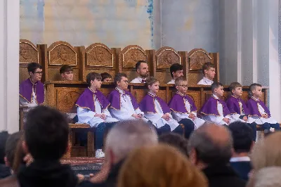 W IV Niedzielę Wielkiego Postu, podczas Mszy Świętej o godz. 12:00, ks. Krzysztof Gołąbek – proboszcz naszej Katedry, przyjął do grona Liturgicznej Służby Ołtarza dziesięciu nowych ministrantów! Po odpowiednim przygotowaniu, pod czujnym okiem ks. Pawła Wójcika oraz animatorów, chłopcy otrzymali stopień ministranta choralisty – po raz pierwszy założyli kołnierzyki i otrzymali legitymacje ministranckie. To wyjątkowy moment i ogromna radość dla naszej wspólnoty! 
Serdecznie gratulujemy chłopcom odwagi oraz życzymy wytrwałości w tej pięknej służbie przy Ołtarzu Pana Jezusa. 
Jeśli chcesz dołączyć do grona ministrantów – serdecznie zapraszamy! Zainteresowanych prosimy o kontakt z ks. Pawłem Wójcikiem.
 fot. Joanna Prasoł