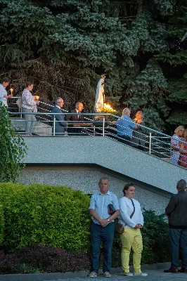 W niedzielę 13 sierpnia przeżywaliśmy kolejne w tym roku Nabożeństwo Fatimskie. O godz. 18.40 zostały przedstawione prośby i podziękowania do Matki Bożej Fatimskiej, w intencji których sprawowana była także Msza Święta. Eucharystii przewodniczył ks. Piotr Fortuna (proboszcz parafii Rzeszów-Matysówka), homilię zaś wygłosił ks. Jan Pyziak (proboszcz parafii Rzeszów-Matysówka w latach 1985-2018). Po Mszy Świętej wyruszyła procesja z figurą Matki Bożej, podczas której modlitwę różańcową prowadzili przedstawiciele parafii Rzeszów-Zalesie wraz ze swoim duszpasterzem ks. Łukaszem Jaskiem. Modlitwę ubogaciła obecność Orkiestry Dętej pod dyrekcją Tadeusza Cielaka. Nabożeństwo zakończył Apel Jasnogórski. fot. Joanna Prasoł