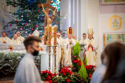 6 stycznia 2022 r., w Uroczystość Objawienia Pańskiego, o godz. 12.00 w katedrze rzeszowskiej została odprawiona Msza św. w intencji bp. Kazimierza Górnego i bp. Edwarda Białogłowskiego, którzy przeżywali kolejno 37. i 34. rocznicę konsekracji biskupich. Mszy św. przewodniczył bp Jan Wątroba. Eucharystię koncelebrował abp Edward Nowak, bp Kazimierz Górny, bp Edward Białogłowski i 30 księży. Podczas Mszy św. śpiewał Katedralny Chór Chłopięco-Męski Pueri Cantores Resovienses. Biskup Kazimierz Górny urodził się 24 grudnia 1937 r. w Lubniu. W 1960 r. przyjął święcenia kapłańskie. 6 stycznia 1985 r. w Bazylice św. Piotra w Rzymie przyjął święcenia biskupie z rąk Jana Pawła II. Jako zawołanie przyjął słowa „Omnia Tibi”. Do 1992 r. pełnił funkcję wikariusza generalnego archidiecezji krakowskiej. Od 1992 do 2013 r. był ordynariuszem diecezji rzeszowskiej. Biskup Edward Białogłowski urodził się 8 stycznia 1947 r. w Rzeplinie. W 1972 r. przyjął święcenia kapłańskie. 6 stycznia 1988 r. w katedrze przemyskiej przyjął święcenia biskupie z rąk bp. Ignacego Tokarczuka. Jako zawołanie przyjął słowa „In virtuti Spiritus Sancti”. Od 1992 r. pełni zadania biskupa pomocniczego diecezji rzeszowskiej. fot. Paulina Lęcznar