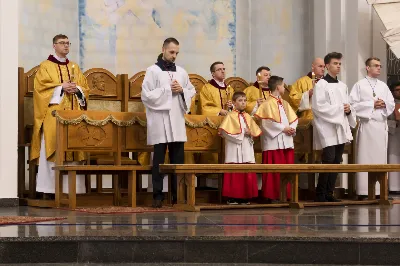 16 kwietnia 2022 r. bp Jan Wątroba przewodniczył liturgii Wigilii Paschalnej w naszej Katedrze. Podczas Mszy Świętej trzy osoby: Justyna, Anna i Nikola przyjęły sakrament chrztu, bierzmowania i Eucharystii.
fot. Joanna Prasoł