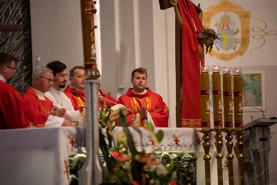 9 kwietnia w Katedrze 42 młodych osób z parafii katedralnej oraz 14 parafii Matki Bożej Częstochowskiej w Rzeszowie (Drabinianka) otrzymało sakrament bierzmowania, którego udzielił bp Jan Wątroba.
Przygotowania młodzieży trwały 2 lata, a odbywały się pod okiem ks. Krzysztofa, ks. Pawła, ks. Szczepana, s. Ewy oraz pani Agnieszki i obejmowały m.in. katechezy, spotkania formacyjne, a także przystąpienie do sakramentu pokuty. We wtorkowy wieczór kandydaci wraz ze swoimi świadkami, rodzicami, chrzestnymi czy też dziadkami zgromadzili się w Katedrze, by prosić o dary Ducha Świętego, umacniające w mężnym wyznawaniu wiary i postępowaniu według jej zasad.
Wszystkich zgromadzonych w świątyni przywitał ks. Krzysztof Gołąbek – proboszcz parafii katedralnej. Mszę Świętą koncelebrowali także ks. Tadeusz Pindara – proboszcz parafii Matki Bożej Częstochowskiej oraz kapłani posługujący w obydwu parafiach.
Następnie prośbę o udzielenie sakramentu bierzmowania zgromadzonym młodym oraz o modlitwę skierowali do Księdza Biskupa rodzice kandydatów.
W homilii bp Jan zachęcił młodych, aby w tym wyjątkowym dniu obrali Ducha Świętego za życiowego przewodnika towarzszącego im przy ważnych wyborach czy podchodzeniu do egzaminów – także tych życiowych. Wyjaśnił również znaczenie imienia Ducha Świętego – Paraklet – które tłumaczone z jęz. greckiego oznacza obrońcę, adwokata – nigdy prokuratora, nawet nie sędziego.
Będziecie moimi świadkami, gdy was umocni Duch Święty – mówi Pan Jezus. Niech nie będzie niedzieli i uroczystości bez udziału we Mszy Świętej – to jest moment dawania świadectwa. Właśnie przez zaangażowane, pełne uczestnictwo w najpiękniejszej modlitwie, jaką ma Kościół, czyli w Mszy Świętej, zdacie egzamin ze swojej dojrzałości chrześcijańskiej.
Na koniec celebrans odwołał się do obchodzonej poprzedniego dnia Uroczystości Zwiastowania Pańskiego i postawy Maryi wobec planu Bożego w Jej życiu oraz drogi, przez którą prowadził Ją Duch Święty. Podkreślił, że właśnie Maryja uczy, jak być uczennicą Ducha Świętego.
Po homilii miało miejsce odnowienie przyrzeczeń chrzcielnych. Następnie odbyła się najważniejsza część uroczystości – modlitwa Księdza Biskupa oraz namaszczenie krzyżmem każdego kandydata.
Sakrament bierzmowania jest koniecznym dopełnieniem sakramentu chrztu i wiąże się również z obraniem konkretnego patrona, którego życie i przymioty są wzorem dla młodego człowieka otrzymującego Ducha Świętego. Kandydat do bierzmowania ma więc okazję wybrać sobie świętego czy błogosławionego, którego droga do świętości najbardziej go zachwyciła. Może być to patron, którego imię nosi już od chrztu; może też wybrać sobie drugiego patrona. 
W związku z tym podczas namaszczenia krzyżmem biskup zwraca się do bierzmowanego nowo wybranym imieniem.
Po liturgii sakramentu bierzmowania miała miejsce modlitwa powszechna i liturgia eucharystyczna. Na koniec młodzi złożyli podziękowania Księdzu Biskupowi, Księżom Proboszczom oraz wszystkim, którzy poprzez swój wkład, posługę i zaangażowanie przyczynili się do przygotowania oraz przeżycia tej wyjątkowej uroczystości. Pamiątką było wspólne zdjęcie po zakończonej Mszy Świętej.
Posługę muzyczną w czasie uroczystości pełniła Katedralna Schola Liturgiczna pod dyrekcją ks. Juliana Wybrańca.

fot. Leszek Drzał
