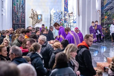 W Środę Popielcową (14 lutego) biskup Jan Wątroba odprawił w katedrze rzeszowskiej Mszę Świętą na rozpoczęcie Wielkiego Postu. Homilię wygłosił ks. dr Paweł Koleśnikowicz, który prowadzi rekolekcje wielkopostne w parafii katedralnej. Podczas Eucharystii odbył się obrzęd posypania głów popiołem. Śpiew podczas liturgii prowadziła Katedralna Schola Liturgiczna. Liturgia była transmitowana przez Radio VIA. fot. Joanna Prasoł