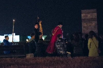 W piątek 5.04.2019 r. o godz. 20.00 odbyła się Droga Krzyżowa w Parku Papieskim. Nabożeństwu przewodniczył ks. Marcin Pater. fot. Dariusz Kamiński