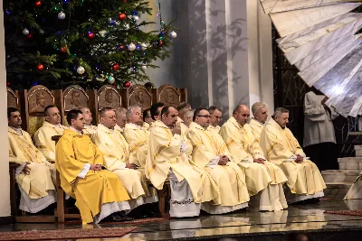 W liturgiczne święto św. Jana Apostoła i Ewangelisty, w katedrze rzeszowskiej duchowni i świeccy modlili się w intencji bp. Jana Wątroby. Eucharystię, której przewodniczył Solenizant, koncelebrowali: bp Kazimierz Górny, bp Edward Białogłowski oraz 56 księży.  fot. Dariusz Kamiński (https://fotografiarzeszow.com.pl)