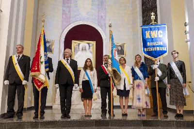 Wrześniowe nabożeństwo fatimskie, będące odpowiedzią na wezwanie Maryi do modlitwy i pokuty, odbyło się w ubiegły wtorek, 13 dnia miesiąca. Tym razem w Katedrze Rzeszowskiej zostało przygotowane przez parafie św. Michała Archanioła oraz św. Jadwigi Królowej.
Nabożeństwo rozpoczęło się odczytaniem próśb i podziękowań do Matki Bożej Fatimskiej, w intencji których następnie sprawowana była Msza Święta. Uroczystej, koncelebrowanej liturgii przewodniczył ks. Tomasz Gałuszka – wikariusz parafii św. Jadwigi.
Słowo Boże wygłosił ks. Grzegorz Kot – Diecezjalny Duszpasterz Trzeźwości i Osób Uzależnionych. Nawiązał do liturgii słowa z dnia, podkreślając trafne powiązanie z Tajemnicą Fatimską. „Niejedna matka dzisiaj płacze, jak owa kobieta z Nain, nad śmiercią swojego dziecka. Niejedna matka płacze, patrząc na pogubienie swojego dziecka – że życie mu nie wychodzi, że się poplątało, że nie chodzi do kościoła, nie modli się. Ową matką jest również Kościół, który płacze, kiedy się gubimy, kiedy w naszym sercu zaczyna kiełkować grzech i zaczynamy odchodzić. Trzeba nam stanąć w prawdzie i uderzyć się we własne piersi – i po to tu jesteśmy, aby modlitwą różańcową złożyć zadośćuczynienie za grzechy swoje i całego świata”.
„To nabożeństwo winno nas wprowadzać w osobistą retrospekcję, rachunek sumienia – czy oby jestem bratem dla brata? Bo może w moje serce wkradło się porównywanie, osądzanie, obmowa wobec tych, którzy się pogubili na drogach swojego życia” – mówił dalej ks. Grzegorz.
Kaznodzieja zachęcał do odpowiedzi na wołanie Matki Bożej w Fatimie i porzucenie obaw, strachu i niepewności. „Może nam się wydawać, gdyby Bóg na naszych oczach dotknął trumny, kogoś wskrzesił, byłoby nam łatwiej wierzyć. Nic bardziej mylnego. Wystarczy zerknąć na Łazarza i bogacza, wołającego: Ojcze Abrahamie, poślij kogoś z umarłych do żyjących, a na pewno uwierzą. Poślij kogoś. Bóg posyła Matkę do dzieci w Fatimie, a idąc dalej – posyła dzieci. O co prosi Matka Boża w Fatimie? O pokutę i różaniec. Trzecia Tajemnica Fatimska może przerażać, ale tych, co wierzą, nie powinna. Jeżeli w Twoim sercu jest wiara, nie stanie ci się krzywda”.
Po zakończonej liturgii Mszy Świętej wierni polecali swoje intencje w modlitwie różańcowej przy figurze Matki Bożej Fatimskiej. Modlitwę prowadzili ks. Rafał Kłos (wikariusz parafii św. Michała Archanioła) oraz diakoni. Ze względu na trwający remont schodów zrezygnowano z procesji. Nabożeństwo zakończono odśpiewaniem Apelu Jasnogórskiego o godz. 21.00. Następnie jeszcze przez godziną trwała indywidualna adoracja Najświętszego Sakramentu.
Posługę muzyczną podjął chór Michael z parafii św. Michała Archanioła w Rzeszowie oraz orkiestra dęta prowadzona przez p. Tadeusza Cielaka. Obecne były także poczty sztandarowe, przedstawiciele Rycerzy Kolumba i Bractwa św. Michała Archanioła.
Ostatnie w tym roku nabożeństwo fatimskie odbędzie się 13 października. W Katedrze Rzeszowskiej będzie prowadzone przez Wyższe Seminarium Duchowne w Rzeszowie.

fot. Joanna Prasoł 