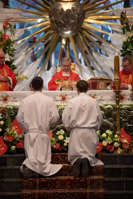 9 kwietnia w Katedrze 42 młodych osób z parafii katedralnej oraz 14 parafii Matki Bożej Częstochowskiej w Rzeszowie (Drabinianka) otrzymało sakrament bierzmowania, którego udzielił bp Jan Wątroba.
Przygotowania młodzieży trwały 2 lata, a odbywały się pod okiem ks. Krzysztofa, ks. Pawła, ks. Szczepana, s. Ewy oraz pani Agnieszki i obejmowały m.in. katechezy, spotkania formacyjne, a także przystąpienie do sakramentu pokuty. We wtorkowy wieczór kandydaci wraz ze swoimi świadkami, rodzicami, chrzestnymi czy też dziadkami zgromadzili się w Katedrze, by prosić o dary Ducha Świętego, umacniające w mężnym wyznawaniu wiary i postępowaniu według jej zasad.
Wszystkich zgromadzonych w świątyni przywitał ks. Krzysztof Gołąbek – proboszcz parafii katedralnej. Mszę Świętą koncelebrowali także ks. Tadeusz Pindara – proboszcz parafii Matki Bożej Częstochowskiej oraz kapłani posługujący w obydwu parafiach.
Następnie prośbę o udzielenie sakramentu bierzmowania zgromadzonym młodym oraz o modlitwę skierowali do Księdza Biskupa rodzice kandydatów.
W homilii bp Jan zachęcił młodych, aby w tym wyjątkowym dniu obrali Ducha Świętego za życiowego przewodnika towarzszącego im przy ważnych wyborach czy podchodzeniu do egzaminów – także tych życiowych. Wyjaśnił również znaczenie imienia Ducha Świętego – Paraklet – które tłumaczone z jęz. greckiego oznacza obrońcę, adwokata – nigdy prokuratora, nawet nie sędziego.
Będziecie moimi świadkami, gdy was umocni Duch Święty – mówi Pan Jezus. Niech nie będzie niedzieli i uroczystości bez udziału we Mszy Świętej – to jest moment dawania świadectwa. Właśnie przez zaangażowane, pełne uczestnictwo w najpiękniejszej modlitwie, jaką ma Kościół, czyli w Mszy Świętej, zdacie egzamin ze swojej dojrzałości chrześcijańskiej.
Na koniec celebrans odwołał się do obchodzonej poprzedniego dnia Uroczystości Zwiastowania Pańskiego i postawy Maryi wobec planu Bożego w Jej życiu oraz drogi, przez którą prowadził Ją Duch Święty. Podkreślił, że właśnie Maryja uczy, jak być uczennicą Ducha Świętego.
Po homilii miało miejsce odnowienie przyrzeczeń chrzcielnych. Następnie odbyła się najważniejsza część uroczystości – modlitwa Księdza Biskupa oraz namaszczenie krzyżmem każdego kandydata.
Sakrament bierzmowania jest koniecznym dopełnieniem sakramentu chrztu i wiąże się również z obraniem konkretnego patrona, którego życie i przymioty są wzorem dla młodego człowieka otrzymującego Ducha Świętego. Kandydat do bierzmowania ma więc okazję wybrać sobie świętego czy błogosławionego, którego droga do świętości najbardziej go zachwyciła. Może być to patron, którego imię nosi już od chrztu; może też wybrać sobie drugiego patrona. 
W związku z tym podczas namaszczenia krzyżmem biskup zwraca się do bierzmowanego nowo wybranym imieniem.
Po liturgii sakramentu bierzmowania miała miejsce modlitwa powszechna i liturgia eucharystyczna. Na koniec młodzi złożyli podziękowania Księdzu Biskupowi, Księżom Proboszczom oraz wszystkim, którzy poprzez swój wkład, posługę i zaangażowanie przyczynili się do przygotowania oraz przeżycia tej wyjątkowej uroczystości. Pamiątką było wspólne zdjęcie po zakończonej Mszy Świętej.
Posługę muzyczną w czasie uroczystości pełniła Katedralna Schola Liturgiczna pod dyrekcją ks. Juliana Wybrańca.

fot. Leszek Drzał
