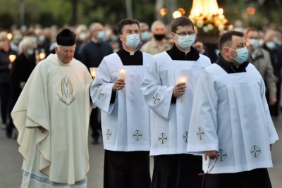 W czwartek 13 maja przeżywaliśmy uroczyste Nabożeństwo Fatimskie. Naszym modlitwom przewodniczył ks. dr Sławomir Jeziorski, prefekt i wykładowca Wyższego Seminarium Duchownego w Rzeszowie. O godz. 18.45 zostały przedstawione prośby i podziękowania do Matki Bożej Fatimskiej, w intencji których sprawowana była także Msza Święta. W koncelebrze uczestniczył ks. Piotr Tarnawski, radca Nuncjatury Apostolskiej w Moskwie, ks. Jan Młynarczyk, emerytowany proboszcz parafii Matki Bożej Królowej Polski i św. Jana Kantego w Sandomierzu i ks. Krzysztof Gołąbek, proboszcz parafii katedralnej i kustosz sanktuarium. Po Mszy Świętej wyruszyła procesja z figurą Matki Bożej. Nabożeństwo zakończył Apel Jasnogórski. fot. Małgorzata Ryndak