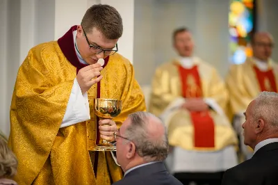 „Na swoje życie i swoje kapłaństwo trzeba popatrzeć w świetle Bożej miłości. Inaczej go nie pojmiemy ani my, ani ci, którzy będą na nas patrzeć” – mówił bp Jan Wątroba podczas Mszy św. z udzieleniem święceń prezbiteratu. 4 czerwca 2022 r. w kościele katedralnym jedenastu diakonów diecezji rzeszowskiej przyjęło sakrament kapłaństwa.
Do grona neoprezbiterów diecezji rzeszowskiej należą: ks. Sebastian Bełz z parafii w Nienadówce, ks. Krzysztof Lampart z parafii w Rudnej Wielkiej, ks. Mateusz Łachmanek z parafii w Lipinkach, ks. Karol Migut z parafii w Jasionce, ks. Marcin Murawski z parafii katedralnej w Rzeszowie, ks. Adrian Pazdan z parafii w Zagorzycach, ks. Tomasz Sienicki z parafii w Bieździedzy, ks. Dominik Świeboda z parafii w Palikówce, ks. Piotr Wąsacz z parafii bł. Władysława Findysza w Rzeszowie, ks. Mateusz Wojtuń z parafii w Święcanach oraz ks. Wiktor Zoła z parafii w Cieklinie.
Mszy św. przewodniczył i święceń udzielił bp Jan Wątroba. Eucharystię koncelebrowało około osiemdziesięciu księży, m.in: przełożeni Wyższego Seminarium Duchownego w Rzeszowie oraz proboszczowie i wikariusze z parafii rodzinnych neoprezbiterów. W Mszy św. uczestniczył abp Edward Nowak, bp Kazimierz Górny i bp Edward Białogłowski.
Zebranych w kościele katedralnym powitał ks. Krzysztof Gołąbek, proboszcz parafii.
W homilii bp Jan Wątroba nawiązał do słów z Ewangelii według św. Jana w których Chrystus tłumaczy co to znaczy być dobrym pasterzem. „Być kapłanem w Kościele Chrystusowym to znaczy mieć udział w Jego pasterskiej misji i stale upodabniać się do Dobrego Pasterza, który zna owce, karmi je, broni i jest gotów oddać życie dla ich dobra” – mówił hierarcha.
Po homilii odbył się obrzędy święceń: przyrzeczenie czci i posłuszeństwa Biskupowi Ordynariuszowi, Litania do Wszystkich Świętych podczas której kandydaci leżeli krzyżem, nałożenie rąk, modlitwa święceń oraz namaszczenie rąk krzyżmem i wręczenie chleba i wina. Podczas Liturgii Eucharystycznej nowo wyświęceni po raz pierwszy wyciągnęli dłonie nad chlebem i winem wypowiadając słowa konsekracji.
Na zakończenie Mszy św. ks. Tomasz Sienicki, podziękował w imieniu nowo wyświęconych wszystkim, którzy przyczynili się do przygotowania ich do kapłaństwa. Słowa wdzięczności, m.in. przełożonym Wyższego Seminarium Duchownego w Rzeszowie i rodzicom neoprezbiterów, wypowiedział bp Jan Wątroba. 
W drodze do zakrystii neoprezbiterzy zatrzymali się przy figurze Matki Bożej Fatimskiej zawierzając swoje kapłaństwo Matce Bożej.
W niedzielę, 5 czerwca, w Uroczystość Zesłania Ducha Świętego, neoprezbiterzy będą sprawować w swoich rodzinnych parafiach uroczyste Msze św. prymicyjne, a w najbliższych tygodniach otrzymają skierowania do parafii.

Fot. ks. Jakub Nagi oraz biala-wrona.pl
