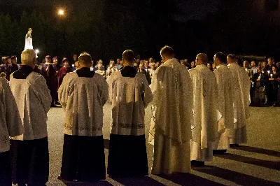 W piątek 13 września przeżywaliśmy uroczyste Nabożeństwo Fatimskie. Mszy Świętej przewodniczył ks. Jacek Pasela. Kazanie wygłosił ks. Michał Domasik. O godz. 18.40 zostały przedstawione prośby i podziękowania do Matki Bożej Fatimskiej, w intencji których sprawowana była także Msza Święta. Śpiewał chór z parafii pw. Św. Jadwigi Królowej pod dyrekcją Marcina Kaławaja. Po Mszy Świętej wyruszyła procesja z figurą Matki Bożej i relikwiami świętych Dzieci Fatimskich. Nabożeństwo zakończył Apel Jasnogórski. Dziękujemy parafii pw. Św. Jadwigi Królowej za przygotowanie liturgii oraz parafii pw. Michała Archanioła za prowadzenie modlitwy różańcowej. fot. Joanna Prasoł 