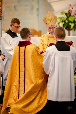 „Na swoje życie i swoje kapłaństwo trzeba popatrzeć w świetle Bożej miłości. Inaczej go nie pojmiemy ani my, ani ci, którzy będą na nas patrzeć” – mówił bp Jan Wątroba podczas Mszy św. z udzieleniem święceń prezbiteratu. 4 czerwca 2022 r. w kościele katedralnym jedenastu diakonów diecezji rzeszowskiej przyjęło sakrament kapłaństwa.
Do grona neoprezbiterów diecezji rzeszowskiej należą: ks. Sebastian Bełz z parafii w Nienadówce, ks. Krzysztof Lampart z parafii w Rudnej Wielkiej, ks. Mateusz Łachmanek z parafii w Lipinkach, ks. Karol Migut z parafii w Jasionce, ks. Marcin Murawski z parafii katedralnej w Rzeszowie, ks. Adrian Pazdan z parafii w Zagorzycach, ks. Tomasz Sienicki z parafii w Bieździedzy, ks. Dominik Świeboda z parafii w Palikówce, ks. Piotr Wąsacz z parafii bł. Władysława Findysza w Rzeszowie, ks. Mateusz Wojtuń z parafii w Święcanach oraz ks. Wiktor Zoła z parafii w Cieklinie.
Mszy św. przewodniczył i święceń udzielił bp Jan Wątroba. Eucharystię koncelebrowało około osiemdziesięciu księży, m.in: przełożeni Wyższego Seminarium Duchownego w Rzeszowie oraz proboszczowie i wikariusze z parafii rodzinnych neoprezbiterów. W Mszy św. uczestniczył abp Edward Nowak, bp Kazimierz Górny i bp Edward Białogłowski.
Zebranych w kościele katedralnym powitał ks. Krzysztof Gołąbek, proboszcz parafii.
W homilii bp Jan Wątroba nawiązał do słów z Ewangelii według św. Jana w których Chrystus tłumaczy co to znaczy być dobrym pasterzem. „Być kapłanem w Kościele Chrystusowym to znaczy mieć udział w Jego pasterskiej misji i stale upodabniać się do Dobrego Pasterza, który zna owce, karmi je, broni i jest gotów oddać życie dla ich dobra” – mówił hierarcha.
Po homilii odbył się obrzędy święceń: przyrzeczenie czci i posłuszeństwa Biskupowi Ordynariuszowi, Litania do Wszystkich Świętych podczas której kandydaci leżeli krzyżem, nałożenie rąk, modlitwa święceń oraz namaszczenie rąk krzyżmem i wręczenie chleba i wina. Podczas Liturgii Eucharystycznej nowo wyświęceni po raz pierwszy wyciągnęli dłonie nad chlebem i winem wypowiadając słowa konsekracji.
Na zakończenie Mszy św. ks. Tomasz Sienicki, podziękował w imieniu nowo wyświęconych wszystkim, którzy przyczynili się do przygotowania ich do kapłaństwa. Słowa wdzięczności, m.in. przełożonym Wyższego Seminarium Duchownego w Rzeszowie i rodzicom neoprezbiterów, wypowiedział bp Jan Wątroba. 
W drodze do zakrystii neoprezbiterzy zatrzymali się przy figurze Matki Bożej Fatimskiej zawierzając swoje kapłaństwo Matce Bożej.
W niedzielę, 5 czerwca, w Uroczystość Zesłania Ducha Świętego, neoprezbiterzy będą sprawować w swoich rodzinnych parafiach uroczyste Msze św. prymicyjne, a w najbliższych tygodniach otrzymają skierowania do parafii.

Fot. ks. Jakub Nagi oraz biala-wrona.pl
