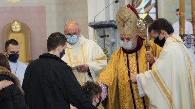 W niedzielę 28.02.2021 r. podczas Mszy Świętej o godz. 12.00 bp Edward Białogłowski udzielił Sakramentu Bierzmowania młodzieży z kl. VIII.  fot. Małgorzata Ryndak