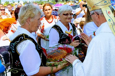 W niedzielę 25.08.2019 r. przy Katedrze Rzeszowskiej odbyły się Dożynki Diecezjalne. Do Parku Papieskiego przyjechało 73 delegacje z wieńcami dożynkowymi. fot. Andrzej Kotowicz