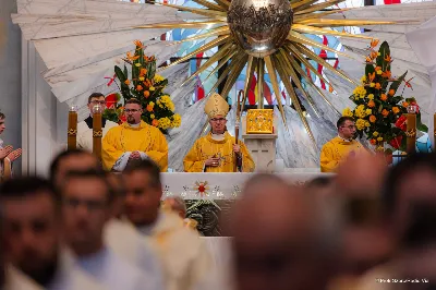 W Wielki Czwartek o godz. 10.00 w naszej Katedrze bp Jan Wątroba przewodniczył Mszy Krzyżma. Jest ona wyrazem jedności i wspólnoty duchowieństwa diecezji. Podczas tej Mszy Świętej biskup poświęcił olej chorych, katechumenów oraz olej krzyżma. Księża koncelebrujący z biskupem Eucharystię odnowili przyrzeczenia kapłańskie. W koncelebrze wzięli udział bp Kazimierz Górny, bp Edward Białogłowski oraz ponad 200 kapłanów z całej diecezji. W Eucharystii wzięli również udział licznie zebrani ministranci, lektorzy, animatorzy, ceremoniarze, członkowie scholi parafialnych i dziewczęcej służby maryjnej. Podczas Mszy Świętej zaśpiewał chór męski pod dyrekcją ks. Andrzeja Widaka. Przy organach zasiadł ks. Julian Wybraniec. fot. Piotr Szorc