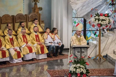 Uroczystość Chrystusa Króla to także święto Akcji Katolickiej i KSM-u. Centralnej uroczystości w Katedrze przewodniczył biskup diecezjalny Jan Wątroba. Eucharystię koncelebrowało 25 księży, wśród nich ks. Stanisław Potera – asystent diecezjalny AK i ks. Tomasz Ryczek – asystent diecezjalny KSM. Po wyznaniu wiary 88 młodych osób złożyło przyrzeczenie Katolickiego Stowarzyszenia Młodzieży. Obrzęd przyrzeczenia prowadził Paweł Grodzki – prezes KSM Diecezji Rzeszowskiej. Ceremonia zakończyła się odśpiewaniem hymnu KSM i zawołaniem: „Przez cnotę, naukę i pracę, służyć Bogu i Ojczyźnie, Gotów!”

Po Komunii św. bp Jan Wątroba, razem z ks. Stanisławem Poterą, wręczył nominacje 20 nowym prezesom oddziałów parafialnych Akcji Katolickiej. Krótkie przemówienia wypowiedzieli kolejno: Jeremi Kalkowski – prezes Zarządu Diecezjalnego Instytutu AK i Paweł Grodzki.

Po Komunii św. wszyscy zebrani uklękli przed Najświętszym Sakramentem. Biskup Ordynariusz odczytał Jubileuszowy Akt Przyjęcia Jezusa Chrystusa za Króla i Pana.

Po Mszy św. bp Jan Wątroba wręczył odznaki i legitymacje nowym członkom KSM.

fot. Fotografiarzeszow