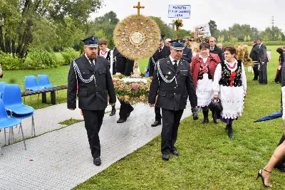 W niedzielę 29 sierpnia 2021 r. w Parku Papieskim w Rzeszowie odbyły się Dożynki Diecezjalne. Mimo deszczowej pogody do Parku Papieskiego przyjechało 57 delegacji z parafii diecezji rzeszowskiej z 65 wieńcami. Tegoroczną obsługę dożynek, w tym przygotowanie liturgii, zapewnili wierni i duszpasterze z dekanatu Rzeszów Wschód. Przed Mszą św. członkowie Stowarzyszenia Przyjaciół Ziemi Słocińskiej zaprezentowali program słowno-muzyczny. Podczas Mszy św. wystąpił chór z parafii św. Rocha w Rzeszowie pod dyrekcją Krzysztofa Husa oraz Gminna Orkiestra Dęta z Krasnego. Przed rozpoczęciem Mszy św. ks. Jerzy Uchman, diecezjalny duszpasterz rolników, przywitał przybyłych do Rzeszowa rolników, ogrodników, sadowników i pszczelarzy, wśród nich starostów dożynek: Marka Leśniewskiego i Teresę Kilar z parafii św. Rocha w Rzeszowie. Mszy św. przewodniczył bp Jan Wątroba. W koncelebrze uczestniczył bp Kazimierz Górny, ks. Wiesław Szurek oraz blisko dwudziestu księży. W długiej procesji z darami do ołtarza podeszły delegacje wszystkich obecnych parafii przynosząc chleby, wino, miód i owoce. Na zakończenie liturgii Biskup Rzeszowski pobłogosławił przyniesione płody ziemi. Po błogosławieństwie poszczególne delegacje, przedstawiane przez ks. Rafała Flaka, dyrektora Wydziału Duszpasterskiego Kurii Diecezjalnej w Rzeszowie, zaprezentowały swoje wieńce.  Fot. ks. Tomasz Nowak