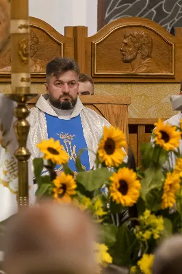 Wrześniowe nabożeństwo fatimskie, będące odpowiedzią na wezwanie Maryi do modlitwy i pokuty, odbyło się w ubiegły wtorek, 13 dnia miesiąca. Tym razem w Katedrze Rzeszowskiej zostało przygotowane przez parafie św. Michała Archanioła oraz św. Jadwigi Królowej.
Nabożeństwo rozpoczęło się odczytaniem próśb i podziękowań do Matki Bożej Fatimskiej, w intencji których następnie sprawowana była Msza Święta. Uroczystej, koncelebrowanej liturgii przewodniczył ks. Tomasz Gałuszka – wikariusz parafii św. Jadwigi.
Słowo Boże wygłosił ks. Grzegorz Kot – Diecezjalny Duszpasterz Trzeźwości i Osób Uzależnionych. Nawiązał do liturgii słowa z dnia, podkreślając trafne powiązanie z Tajemnicą Fatimską. „Niejedna matka dzisiaj płacze, jak owa kobieta z Nain, nad śmiercią swojego dziecka. Niejedna matka płacze, patrząc na pogubienie swojego dziecka – że życie mu nie wychodzi, że się poplątało, że nie chodzi do kościoła, nie modli się. Ową matką jest również Kościół, który płacze, kiedy się gubimy, kiedy w naszym sercu zaczyna kiełkować grzech i zaczynamy odchodzić. Trzeba nam stanąć w prawdzie i uderzyć się we własne piersi – i po to tu jesteśmy, aby modlitwą różańcową złożyć zadośćuczynienie za grzechy swoje i całego świata”.
„To nabożeństwo winno nas wprowadzać w osobistą retrospekcję, rachunek sumienia – czy oby jestem bratem dla brata? Bo może w moje serce wkradło się porównywanie, osądzanie, obmowa wobec tych, którzy się pogubili na drogach swojego życia” – mówił dalej ks. Grzegorz.
Kaznodzieja zachęcał do odpowiedzi na wołanie Matki Bożej w Fatimie i porzucenie obaw, strachu i niepewności. „Może nam się wydawać, gdyby Bóg na naszych oczach dotknął trumny, kogoś wskrzesił, byłoby nam łatwiej wierzyć. Nic bardziej mylnego. Wystarczy zerknąć na Łazarza i bogacza, wołającego: Ojcze Abrahamie, poślij kogoś z umarłych do żyjących, a na pewno uwierzą. Poślij kogoś. Bóg posyła Matkę do dzieci w Fatimie, a idąc dalej – posyła dzieci. O co prosi Matka Boża w Fatimie? O pokutę i różaniec. Trzecia Tajemnica Fatimska może przerażać, ale tych, co wierzą, nie powinna. Jeżeli w Twoim sercu jest wiara, nie stanie ci się krzywda”.
Po zakończonej liturgii Mszy Świętej wierni polecali swoje intencje w modlitwie różańcowej przy figurze Matki Bożej Fatimskiej. Modlitwę prowadzili ks. Rafał Kłos (wikariusz parafii św. Michała Archanioła) oraz diakoni. Ze względu na trwający remont schodów zrezygnowano z procesji. Nabożeństwo zakończono odśpiewaniem Apelu Jasnogórskiego o godz. 21.00. Następnie jeszcze przez godziną trwała indywidualna adoracja Najświętszego Sakramentu.
Posługę muzyczną podjął chór Michael z parafii św. Michała Archanioła w Rzeszowie oraz orkiestra dęta prowadzona przez p. Tadeusza Cielaka. Obecne były także poczty sztandarowe, przedstawiciele Rycerzy Kolumba i Bractwa św. Michała Archanioła.
Ostatnie w tym roku nabożeństwo fatimskie odbędzie się 13 października. W Katedrze Rzeszowskiej będzie prowadzone przez Wyższe Seminarium Duchowne w Rzeszowie.

fot. Joanna Prasoł 