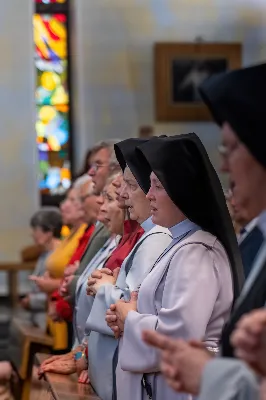 W piątek (16 czerwca) obchodziliśmy uroczystość Najświętszego Serca Pana Jezusa – dzień odpustu w Katedrze Rzeszowskiej. O godz. 18.00 została odprawiona uroczysta Msza Święta, której przewodniczył bp Jan Wątroba. Po Mszy Świętej Biskup poświęcił tablicę upamiętniającą życie i dzieło śp. Ks. Infułata Stanisława Maca. 
Po jego śmierci w 2020 roku, Ksiądz Proboszcz Krzysztof Gołąbek wraz z Parafialną Radą Duszpasterską postanowił stworzyć tablicę pamiątkową poświęconą śp. Księdzu Infułatowi. 
Istnieje już takowa poświęcona budowniczym i architektom, przygotowana jeszcze za życia ks. Maca, przez Niego zaprojektowana i umieszczona na Jego prośbę w szeregu pamiątkowych tablic przed wejściem do dolnego kościoła, ale chciano upamiętnić osobę i dzieło tej świątyni tablicą bardziej okazałą przy wejściu głównym. W szafie z pamiątkami po Ks. Infułacie odnaleziono wyzłocone serce i tak zrodziła się myśl, by umieścić to serce w pamiątkowej tablicy jako symbol wiary tego kapłana, jego czci wobec Bożego Serca i troski o świątynię dedykowaną Najświętszemu Sercu Pana Jezusa.
W książce pt. „Komu bije Dzwon Wolności” ks. Stanisław Mac zapisał: „Staram się zgodnie z testamentem zawartym w akcie erekcyjnym pod budowę kościoła, aby w tej świątyni po wsze czasy rozkwitał kult do Najświętszego Serca Pana Jezusa jako źródła miłości i dobroci”. 
Niech ta tablica będzie wyrazem naszej czci i pamięci wobec osoby Ks. Infułata, Jego dzieła i poświęcenia dla chwały Bożego Serca.
fot. Joanna Prasoł