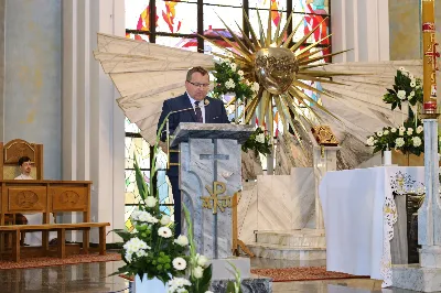 W czwartek 13 czerwca przeżywaliśmy uroczyste Nabożeństwo Fatimskie. Naszym modlitwom przewodniczył ks. Tadeusz Pindara. Kazanie wygłosił ks. Paweł Blat. O godz. 18.40 zostały przedstawione prośby i podziękowania do Matki Bożej Fatimskiej, w intencji których sprawowana była także Msza Święta. Po Mszy Świętej wyruszyła procesja z figurą Matki Bożej i relikwiami świętych Dzieci Fatimskich. Nabożeństwo zakończył Apel Jasnogórski. Dziękujemy parafii pw. Matki Bożej Częstochowskiej (Drabinianka) w Rzeszowie za przygotowanie liturgii oraz parafii pw. Miłosierdzia Bożego (Biała) za prowadzenie modlitwy różańcowej. fot. Joanna Prasoł 