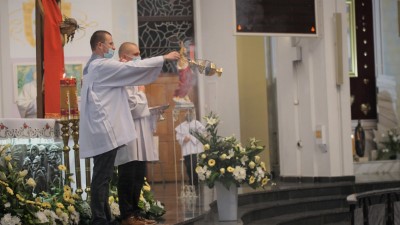 W czwartek 13 maja przeżywaliśmy uroczyste Nabożeństwo Fatimskie. Naszym modlitwom przewodniczył ks. dr Sławomir Jeziorski, prefekt i wykładowca Wyższego Seminarium Duchownego w Rzeszowie. O godz. 18.45 zostały przedstawione prośby i podziękowania do Matki Bożej Fatimskiej, w intencji których sprawowana była także Msza Święta. W koncelebrze uczestniczył ks. Piotr Tarnawski, radca Nuncjatury Apostolskiej w Moskwie, ks. Jan Młynarczyk, emerytowany proboszcz parafii Matki Bożej Królowej Polski i św. Jana Kantego w Sandomierzu i ks. Krzysztof Gołąbek, proboszcz parafii katedralnej i kustosz sanktuarium. Po Mszy Świętej wyruszyła procesja z figurą Matki Bożej. Nabożeństwo zakończył Apel Jasnogórski. fot. Małgorzata Ryndak