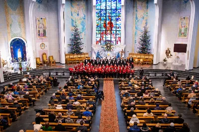 W niedzielę 22 stycznia 2023 r. podczas Mszy Świętej o godz. 12.00 posługę muzyczną podjął nasz Katedralny Chór Chłopięco-Męski „Pueri Cantores Resovienses” pod dyrekcją Edyty Kotuli oraz Angeliki Pacuty. Po Eucharystii miał miejsce koncert Chóru, w którego programie znalazł się bogaty repertuar kolęd, pastorałek i bożonarodzeniowych pieśni. 
Podczas koncertu wystąpili gościnnie: sopranistka – Katarzyna Bembenek wraz z akompaniatorem – Grzegorzem Mazurem oraz skrzypek Paweł Dubiel, któremu towarzyszył chórzysta i pianista – Maksymilian Rogóż.
fot. Joanna Prasoł
