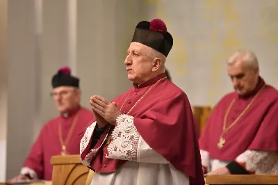 W Katedrze Rzeszowskiej podczas I Nieszporów Uroczystości św. Józefa Oblubieńca NMP odbył się obrzęd instalacji nowych kanoników Kapituły Katedralnej w Rzeszowie. Liturgii Nieszporów przewodniczył ks. Krzysztof Gołąbek, proboszcz Katedry i prepozyt Kapituły Katedralnej, który wygłosił również homilię. Uroczystości rozpoczęły się od odczytania przez ks. Gołąbka dekretu bp. Jana Wątroby o włączeniu nowych członków do grona Kapituły. Następnie nowi kanonicy złożyli wyznanie wiary oraz przysięgę wierności przy obejmowaniu urzędu wykonywanego w imieniu Kościoła.

Do grona kanoników katedralnych dołączyli: ks. dr Paweł Synoś – Wikariusz Biskupi do spraw duchowieństwa diecezjalnego, ks. Prałat dr Piotr Tarnawski – Sekretariat Stanu Stolicy Apostolskiej, ks. dr Marek Story – Dykasteria Nauki Wiary w Watykanie, ks. dr Stanisław Kamiński – Wikariusz Biskupi do spraw życia konsekrowanego, proboszcz Parafii św. Józefa w Głogowie Małopolskim, ks. kanonik Stanisław Jamiński – proboszcz Parafii NNMP w Rzeszowie – Staroniwa, ks. kanonik Tadeusz Pindara – proboszcz Parafii Matki Bożej Częstochowskiej w Rzeszowie, ks. dr Przemysław Drąg – proboszcz Parafii pw. Trójcy Przenajświętszej w Głogowie Małopolskim.

W diecezji rzeszowskiej istnieje kapituła katedralna i cztery kapituły kolegiackie: biecka, jasielska, kolbuszowska i strzyżowska. Historycznie kanonicy byli księżmi stanowiącymi grupę skupioną wokół biskupa miejsca, których zadaniem było pomaganie mu w zarządzaniu lokalnym Kościołem. Obowiązani byli określoną regułą, czyli kanonem praw, stąd właśnie pochodzi nazwa kanonik.

Poszczególne kapituły mają swoje charakterystyczne stroje, którymi wyróżniają się od pozostałych duchownych. Strojem kanoników kapitulnych jest sutanna z obszywkami i guzikami koloru fioletowego, pas fioletowy, następnie rokieta, mucet (fioletowa pelerynka) lub mantolet oraz łańcuch z dystynktorium. Fot. ks. Jakub Oczkowicz