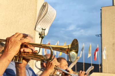 W piątek (11 czerwca) obchodziliśmy Uroczystość Najświętszego Serca Pana Jezusa - nasz odpust parafialny. Dziękujemy za tak liczny udział! Kazania odpustowe wygłosił ks. dziekan Krzysztof Szopa, proboszcz parafii Osobnica, były wikariusz naszej parafii. O godz. 18.00 uroczystej Mszy Świętej przewodniczył bp Jan Ozgi z Kamerunu (wikariusz katedralny w latach 1981-1985). Podczas Mszy Świętej zaśpiewał Katedralny Chór Chłopięco-Męski Pueri Cantores Resovienses i zagrała orkiestra dęta.  fot. Joanna Prasoł