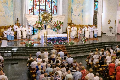 W czwartek 13 czerwca przeżywaliśmy uroczyste Nabożeństwo Fatimskie. Naszym modlitwom przewodniczył ks. Tadeusz Pindara. Kazanie wygłosił ks. Paweł Blat. O godz. 18.40 zostały przedstawione prośby i podziękowania do Matki Bożej Fatimskiej, w intencji których sprawowana była także Msza Święta. Po Mszy Świętej wyruszyła procesja z figurą Matki Bożej i relikwiami świętych Dzieci Fatimskich. Nabożeństwo zakończył Apel Jasnogórski. Dziękujemy parafii pw. Matki Bożej Częstochowskiej (Drabinianka) w Rzeszowie za przygotowanie liturgii oraz parafii pw. Miłosierdzia Bożego (Biała) za prowadzenie modlitwy różańcowej. fot. Joanna Prasoł 