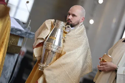 „Eucharystia powinna nas prowadzić do odkrycia kapłańskiej misji Ludu Bożego, kapłańskiej misji każdego z nas” – powiedział Biskup Rzeszowski podczas Mszy Wieczerzy Pańskiej, której przewodniczył w katedrze rzeszowskiej w Wielki Czwartek, 2 kwietnia 2026 r.
Podczas uroczystej liturgii Wielkiego Czwartku w katedrze rzeszowskiej, której przewodniczył bp Jan Wątroba, wierni zostali zaproszeni do refleksji nad tajemnicą Eucharystii, kapłaństwa oraz powołania całego Ludu Bożego do udziału w misji Chrystusa. Na zakończenie homilii biskup zachęcił do szczególnej modlitwy za kapłanów, zwłaszcza tych przeżywających trudności i kryzysy. „Panie Jezu, dobry pasterzu i towarzyszu wędrówki, dziś powierzamy Ci wszystkich kapłanów, ale zwłaszcza tych, którzy przechodzą chwilę kryzysu” – powiedział Biskup Rzeszowski. Wezwał także wspólnotę wiernych do troski o kapłanów poprzez modlitwę, życzliwość i wsparcie.
Wielkoczwartkowa liturgia w katedrze rzeszowskiej stała się nie tylko dziękczynieniem za dar Eucharystii i kapłaństwa, ale także wezwaniem do odnowienia świadomości odpowiedzialności każdego wiernego za życie Kościoła i świadectwo wiary w świecie. fot. ks. Jakub Oczkowicz