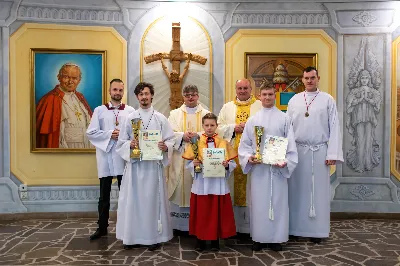 W niedzielę Chrztu Pańskiego, 8 stycznia, w ostatnim dniu okresu Bożego Narodzenia podczas Mszy Świętej o godz. 9.00 ks. Krzysztof Gołąbek, proboszcz naszej Katedry, przyjął do grona Liturgicznej Służby Ołtarza pięciu chłopców.
Po odpowiednim przygotowaniu, pod czujnym okiem ks. Pawła Wójcika – opiekuna ministrantów oraz ceremoniarza Rafała Waszczaka, otrzymali stopień choralisty, po raz pierwszy mogli ubrać kołnierzyki, a także otrzymali legitymacje ministranckie. To wielka radość dla naszej parafii. Gratulujemy chłopcom odwagi oraz życzymy wytrwałości w tym pięknym powołaniu, jakim jest służba przy Ołtarzu Pana Jezusa.
Drugim bardzo ważnym momentem w tym dniu było wręczenie pucharów dla trzech najlepszych ministrantów 2022 roku. Złotym ministrantem niezmiennie od kilku lat został animator Wojciech Jędrzejewski, srebrnym Adam Sowa, brązowym – najmłodszy w naszej wspólnocie – Dawid Pruchnicki. Gratulujemy im pięknej służby.
Zapraszamy wszystkich chętnych chłopców do wstąpienia w szeregi katedralnej Liturgicznej Służby Ołtarza.
Zainteresowanych prosimy o kontakt z ks. Pawłem Wójcikiem.

Rafał Waszczak
fot. Joanna Prasoł 