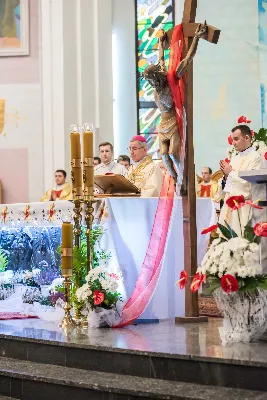 Uroczystość Chrystusa Króla to także święto Akcji Katolickiej i KSM-u. Centralnej uroczystości w Katedrze przewodniczył biskup diecezjalny Jan Wątroba. Eucharystię koncelebrowało 25 księży, wśród nich ks. Stanisław Potera – asystent diecezjalny AK i ks. Tomasz Ryczek – asystent diecezjalny KSM. Po wyznaniu wiary 88 młodych osób złożyło przyrzeczenie Katolickiego Stowarzyszenia Młodzieży. Obrzęd przyrzeczenia prowadził Paweł Grodzki – prezes KSM Diecezji Rzeszowskiej. Ceremonia zakończyła się odśpiewaniem hymnu KSM i zawołaniem: „Przez cnotę, naukę i pracę, służyć Bogu i Ojczyźnie, Gotów!”

Po Komunii św. bp Jan Wątroba, razem z ks. Stanisławem Poterą, wręczył nominacje 20 nowym prezesom oddziałów parafialnych Akcji Katolickiej. Krótkie przemówienia wypowiedzieli kolejno: Jeremi Kalkowski – prezes Zarządu Diecezjalnego Instytutu AK i Paweł Grodzki.

Po Komunii św. wszyscy zebrani uklękli przed Najświętszym Sakramentem. Biskup Ordynariusz odczytał Jubileuszowy Akt Przyjęcia Jezusa Chrystusa za Króla i Pana.

Po Mszy św. bp Jan Wątroba wręczył odznaki i legitymacje nowym członkom KSM.

fot. Fotografiarzeszow