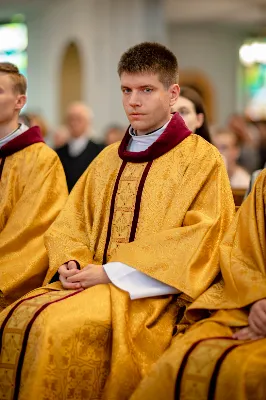 „Na swoje życie i swoje kapłaństwo trzeba popatrzeć w świetle Bożej miłości. Inaczej go nie pojmiemy ani my, ani ci, którzy będą na nas patrzeć” – mówił bp Jan Wątroba podczas Mszy św. z udzieleniem święceń prezbiteratu. 4 czerwca 2022 r. w kościele katedralnym jedenastu diakonów diecezji rzeszowskiej przyjęło sakrament kapłaństwa.
Do grona neoprezbiterów diecezji rzeszowskiej należą: ks. Sebastian Bełz z parafii w Nienadówce, ks. Krzysztof Lampart z parafii w Rudnej Wielkiej, ks. Mateusz Łachmanek z parafii w Lipinkach, ks. Karol Migut z parafii w Jasionce, ks. Marcin Murawski z parafii katedralnej w Rzeszowie, ks. Adrian Pazdan z parafii w Zagorzycach, ks. Tomasz Sienicki z parafii w Bieździedzy, ks. Dominik Świeboda z parafii w Palikówce, ks. Piotr Wąsacz z parafii bł. Władysława Findysza w Rzeszowie, ks. Mateusz Wojtuń z parafii w Święcanach oraz ks. Wiktor Zoła z parafii w Cieklinie.
Mszy św. przewodniczył i święceń udzielił bp Jan Wątroba. Eucharystię koncelebrowało około osiemdziesięciu księży, m.in: przełożeni Wyższego Seminarium Duchownego w Rzeszowie oraz proboszczowie i wikariusze z parafii rodzinnych neoprezbiterów. W Mszy św. uczestniczył abp Edward Nowak, bp Kazimierz Górny i bp Edward Białogłowski.
Zebranych w kościele katedralnym powitał ks. Krzysztof Gołąbek, proboszcz parafii.
W homilii bp Jan Wątroba nawiązał do słów z Ewangelii według św. Jana w których Chrystus tłumaczy co to znaczy być dobrym pasterzem. „Być kapłanem w Kościele Chrystusowym to znaczy mieć udział w Jego pasterskiej misji i stale upodabniać się do Dobrego Pasterza, który zna owce, karmi je, broni i jest gotów oddać życie dla ich dobra” – mówił hierarcha.
Po homilii odbył się obrzędy święceń: przyrzeczenie czci i posłuszeństwa Biskupowi Ordynariuszowi, Litania do Wszystkich Świętych podczas której kandydaci leżeli krzyżem, nałożenie rąk, modlitwa święceń oraz namaszczenie rąk krzyżmem i wręczenie chleba i wina. Podczas Liturgii Eucharystycznej nowo wyświęceni po raz pierwszy wyciągnęli dłonie nad chlebem i winem wypowiadając słowa konsekracji.
Na zakończenie Mszy św. ks. Tomasz Sienicki, podziękował w imieniu nowo wyświęconych wszystkim, którzy przyczynili się do przygotowania ich do kapłaństwa. Słowa wdzięczności, m.in. przełożonym Wyższego Seminarium Duchownego w Rzeszowie i rodzicom neoprezbiterów, wypowiedział bp Jan Wątroba. 
W drodze do zakrystii neoprezbiterzy zatrzymali się przy figurze Matki Bożej Fatimskiej zawierzając swoje kapłaństwo Matce Bożej.
W niedzielę, 5 czerwca, w Uroczystość Zesłania Ducha Świętego, neoprezbiterzy będą sprawować w swoich rodzinnych parafiach uroczyste Msze św. prymicyjne, a w najbliższych tygodniach otrzymają skierowania do parafii.

Fot. ks. Jakub Nagi oraz biala-wrona.pl
