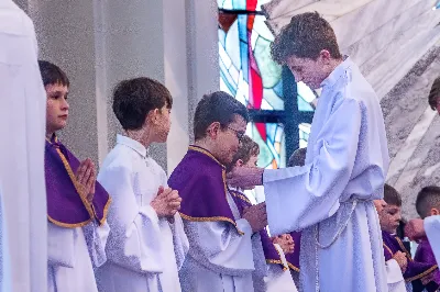 W IV Niedzielę Wielkiego Postu, podczas Mszy Świętej o godz. 12:00, ks. Krzysztof Gołąbek – proboszcz naszej Katedry, przyjął do grona Liturgicznej Służby Ołtarza dziesięciu nowych ministrantów! Po odpowiednim przygotowaniu, pod czujnym okiem ks. Pawła Wójcika oraz animatorów, chłopcy otrzymali stopień ministranta choralisty – po raz pierwszy założyli kołnierzyki i otrzymali legitymacje ministranckie. To wyjątkowy moment i ogromna radość dla naszej wspólnoty! 
Serdecznie gratulujemy chłopcom odwagi oraz życzymy wytrwałości w tej pięknej służbie przy Ołtarzu Pana Jezusa. 
Jeśli chcesz dołączyć do grona ministrantów – serdecznie zapraszamy! Zainteresowanych prosimy o kontakt z ks. Pawłem Wójcikiem.
 fot. Joanna Prasoł