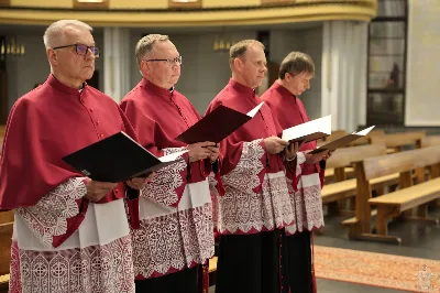 We wtorek 24 marca, w Katedrze Rzeszowskiej o godz. 19.00 podczas I Nieszporów Uroczystości Zwiastowania Pańskiego odbył się obrzęd wprowadzenia nowych kanoników Kapituły Katedralnej w Rzeszowie. Liturgii Nieszporów przewodniczył ks. Krzysztof Gołąbek, proboszcz Katedry i prepozyt Kapituły Katedralnej. Do grona kanoników katedralnych dołączyli: ks. dr Stanisław Kamiński, Wikariusz Biskupi ds. Życia Konsekrowanego oraz proboszcz parafii św. Józefa w Głogowie Małopolskim, ks. Jacek Szczęch, proboszcz parafii Matki Bożej Nieustającej Pomocy i św. Floriana w Rzeszowie oraz wykładowca w Instytucie Wyższych Studiów Teologicznych w Rzeszowie, ks. dr Lucjan Dyka, proboszcz parafii pw. św. Józefa Sebastiana Pelczara w Rzeszowie oraz wykładowca w Diecezjalnym Studium Organistowskim w Rzeszowie, ks. dr Piotr Potyrała, Dyrektor Caritas Diecezji Rzeszowskiej. fot. ks. Jakub Oczkowicz