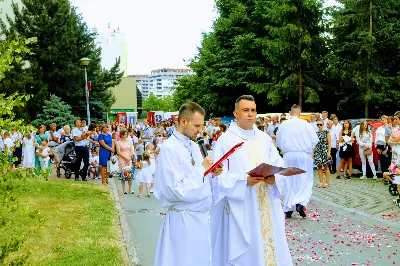 W czwartek w Uroczystość Najświętszego Ciała i Krwi Pańskiej (Boże Ciało) Msza Święta parafialna o godz. 12.00 była sprawowana na osiedlu Drabinianka na placu zieleni między ul. Graniczną i Zieloną. Dziękujemy parafianom za zaangażowanie i pomoc w przygotowaniu ołtarzy: - Ołtarz Mszy Świętej - Spółdzielnia Mieszkaniowa Metalowiec i mieszkańcy ul. Zielonej. - I ołtarz przy kapliczce Matki Bożej Fatimskiej – mieszkańcy bloku ul. Cicha 9. - II ołtarz przy Akademikach – mieszkańcy bloków ul. Cicha 3 i 7. - III ołtarz przed „Energetykiem” mieszkańcy bloku Kwiatkowskiego 5. - IV ołtarz obok bloków ul. Graniczna 4a i 4b – mieszkańcy tychże bloków.  fot. Andrzej Kotowicz