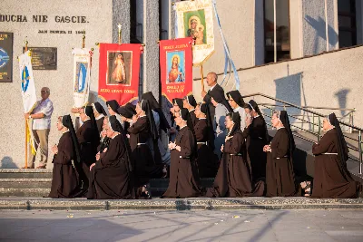 W piątek 28 czerwca obchodziliśmy Uroczystość Najświętszego Serca Pana Jezusa. Jest to nasze święto patronalne złączone z możliwością zyskania odpustu zupełnego. Uroczystej sumie odpustowej przewodniczył bp Edward Białogłowski. Kaznodzieją odpustowym był ks. dr Łukasz Hendzel. fot.: www.facebook.com/Fotografiarzeszow https://fotografiarzeszow.com.pl/